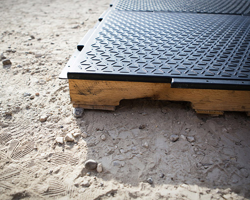 modular emergency floor helps refugees get off the ground