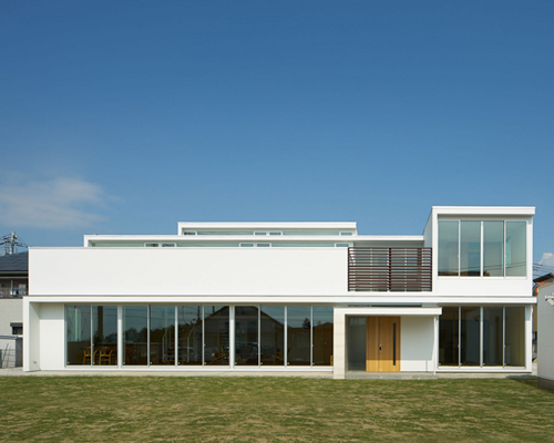 mamm design builds horizontally minimalistic house in kai, japan