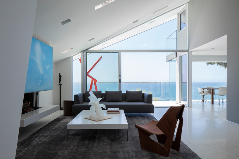 tighe architecture defines montee karp malibu residence with subtly ...