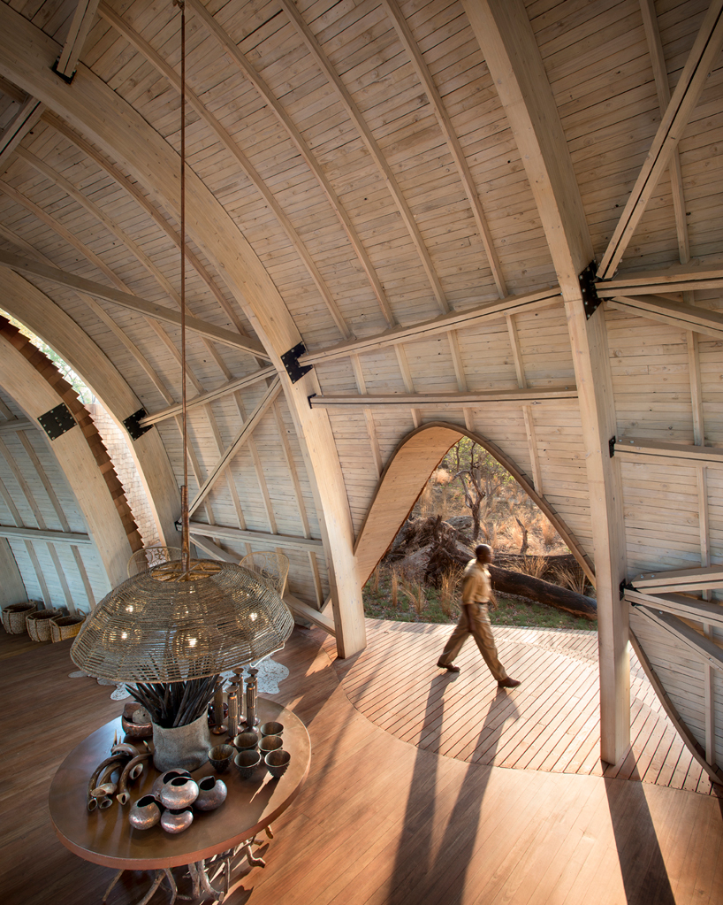 nicholas-plewman-architects-sandibe-okavango-safari-lodge-designboom-02