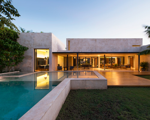 reyes ríos + larraín arquitectos configures casa GD around a communal terrace