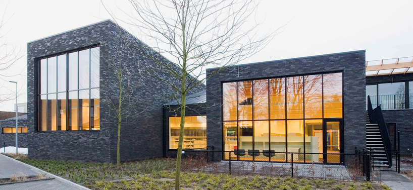 OMEGEVING-new-public-library-zoersel-belgium-designboom-02