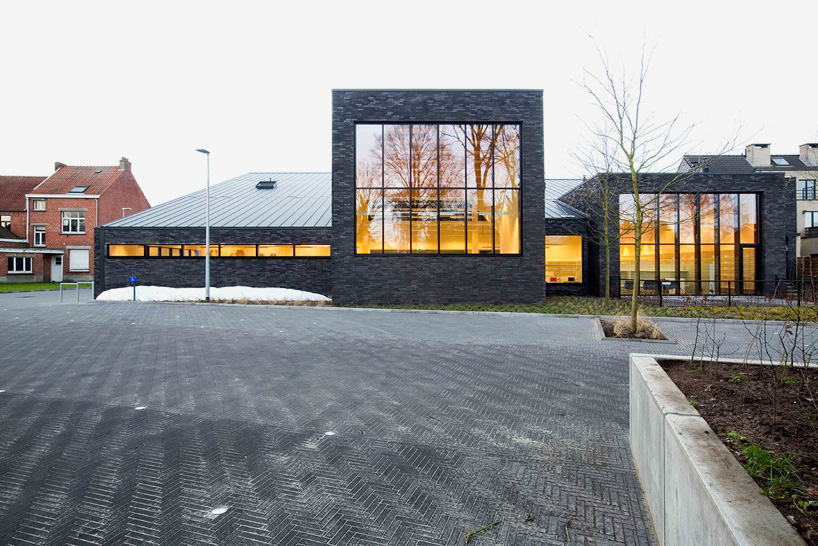 OMEGEVING-new-public-library-zoersel-belgium-designboom-02