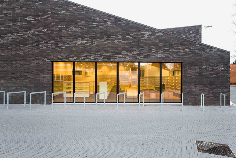 OMEGEVING-new-public-library-zoersel-belgium-designboom-02