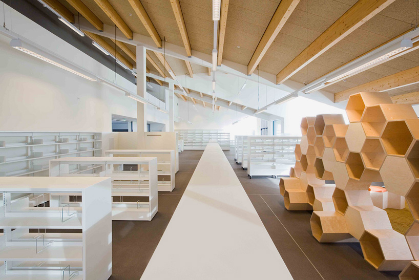 OMEGEVING-new-public-library-zoersel-belgium-designboom-02