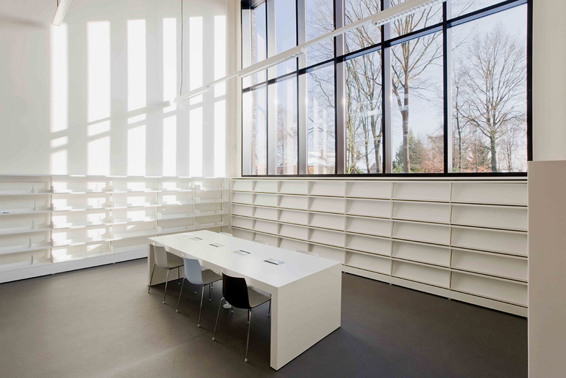OMEGEVING-new-public-library-zoersel-belgium-designboom-02