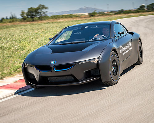 BMW pushes hydrogen fuel cells further in the i8 concept vehicle