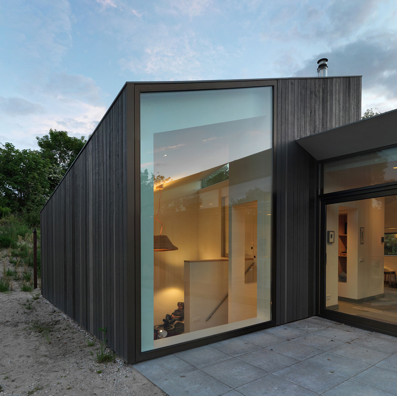 dezwartehond-architects-vakantiewoning-dockboot-netherlands-designboom-02