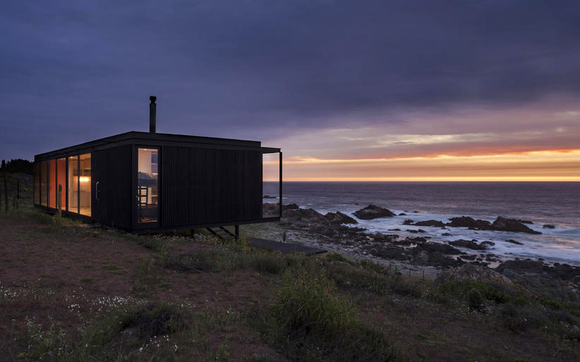 felipe-assadi-arquitectos-casa-remota-remote-house-pichicuy-chile-designboom-02