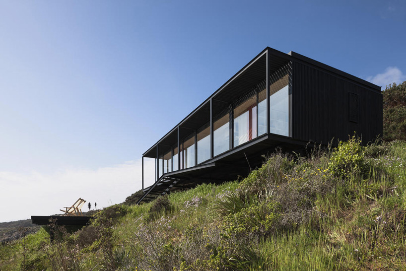 felipe-assadi-arquitectos-casa-remota-remote-house-pichicuy-chile-designboom-02