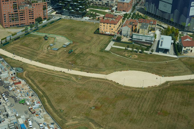 agnes denes plants a 5 hectare wheatfield amongst milan's porta