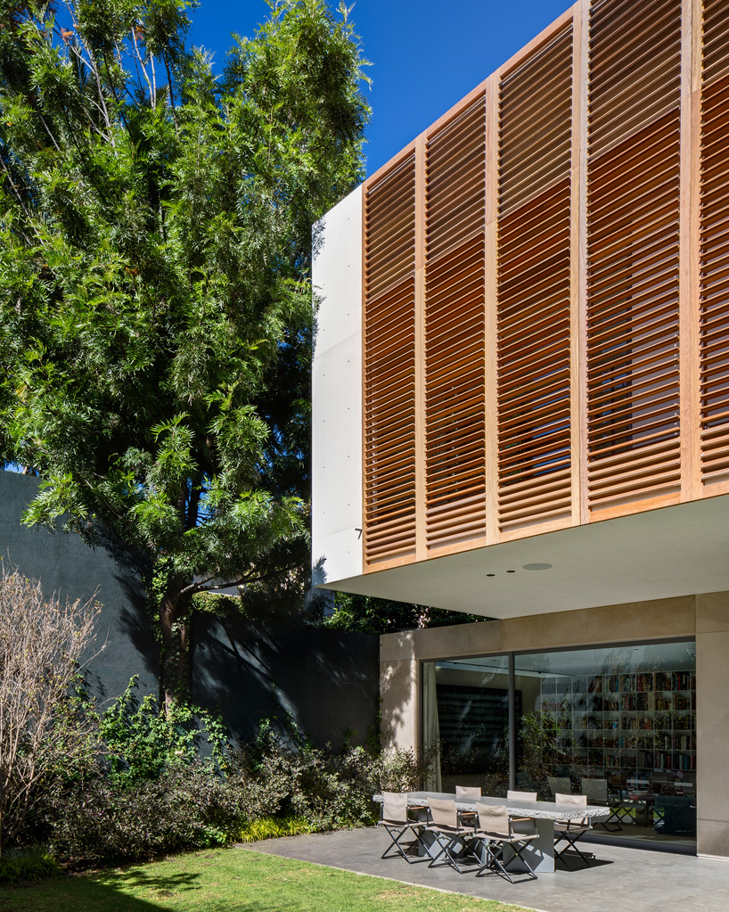 legorreta-seplveda-blancasmoran-montes-pirineos-house-mexico-city-designboom-02