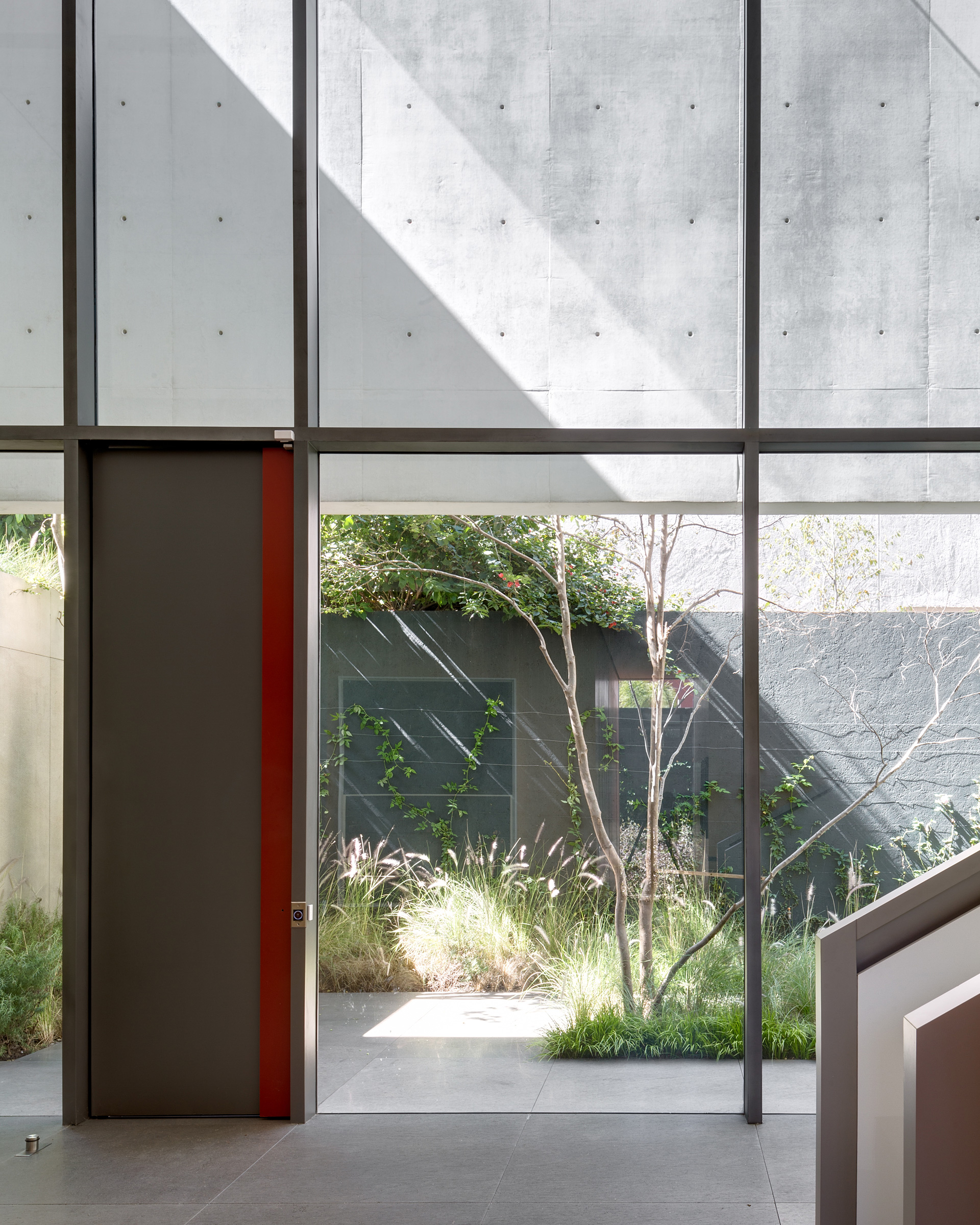 legorreta-seplveda-blancasmoran-montes-pirineos-house-mexico-city-designboom-02