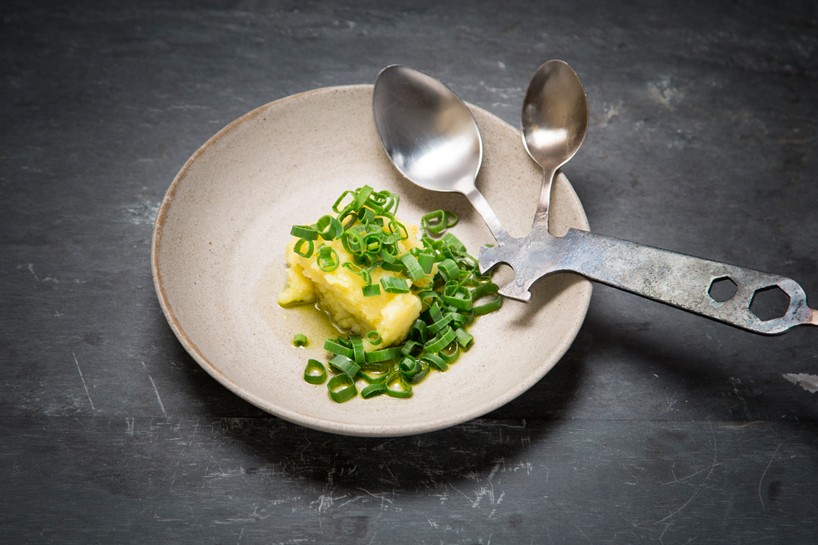 steinbeisser-experimental-gastronomy-berlin-cutlery-designboom-12