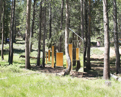 the invisible barn by STPMJ mirrors the californian woodland