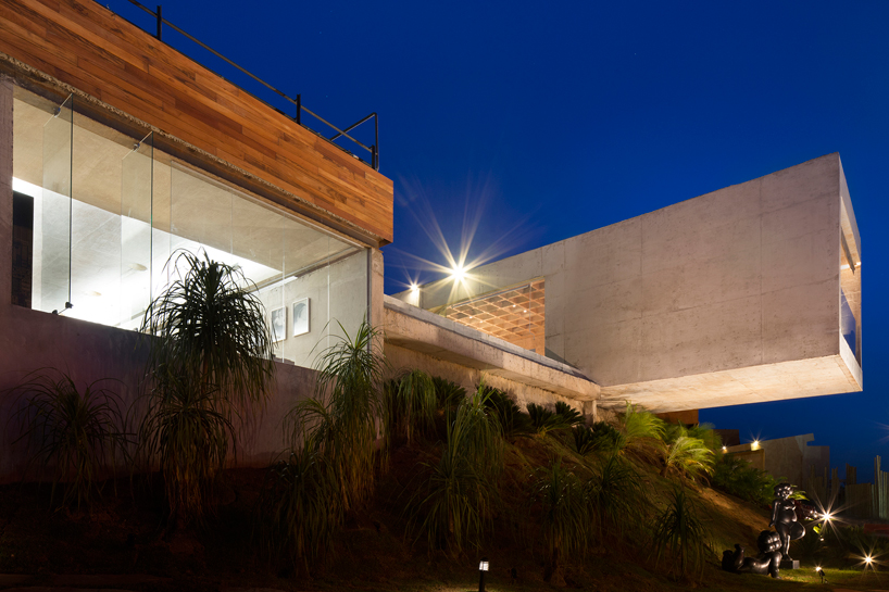 bar-pool-gallery-casa-cor-MG-BCMF-architects-MACh-architects-brazil-designboom-02