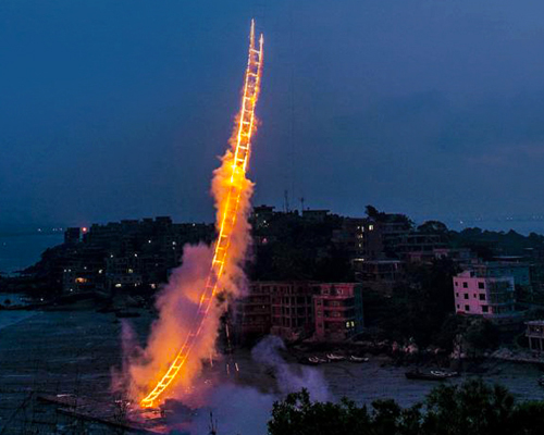 cai guo-qiang sends flaming sky ladder soaring 500 meters in the air