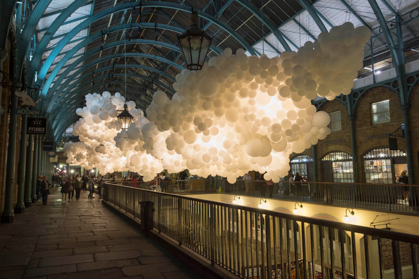 charles pétillon floats a cloud of 100,000 balloons inside covent garden