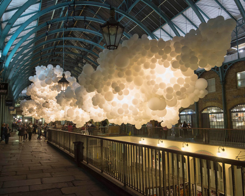 charles pétillon floats a cloud of 100,000 balloons inside covent garden
