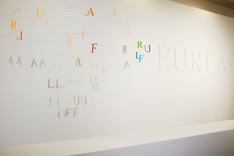 furla-dance-installation-emmanuelle-moureaux-tokyo-designboom-02