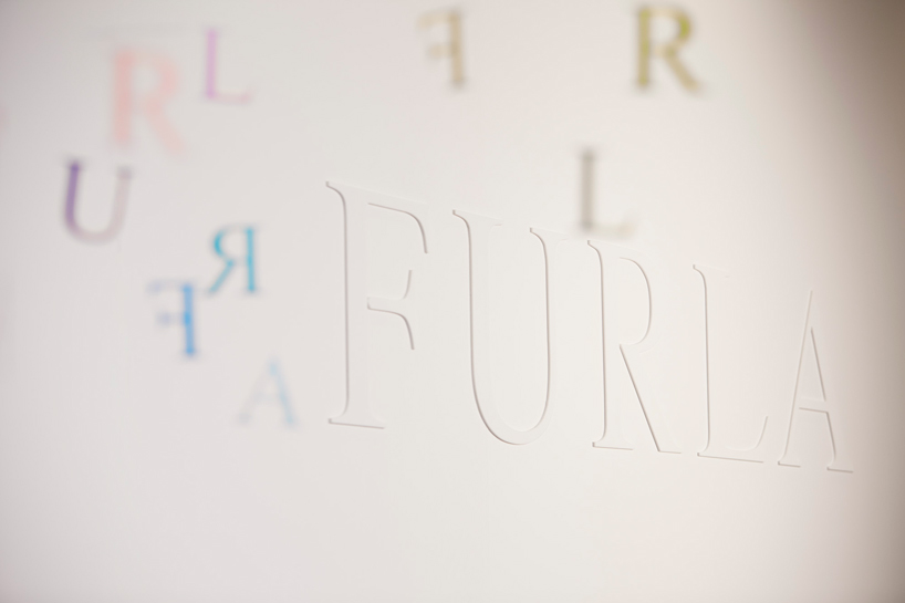furla-dance-installation-emmanuelle-moureaux-tokyo-designboom-02
