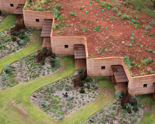 luigi rosselli constructs the great wall of WA using rammed earth