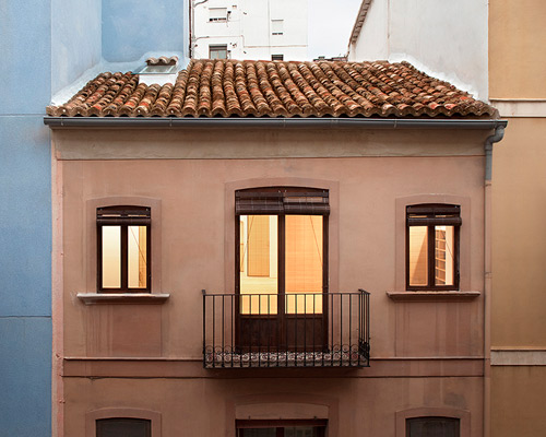 apartment in el carmen, valencia renovated by hugo mompó & juan grau