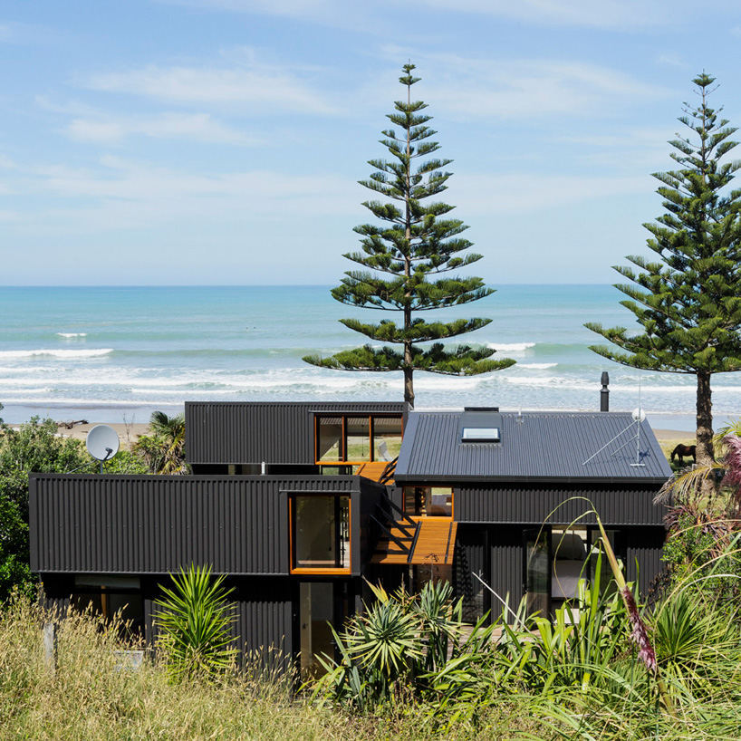 irving smith architects aligns offSET shed house with new zealand coastline