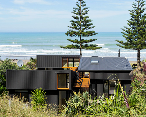 irving smith architects aligns offSET shed house with new zealand coastline