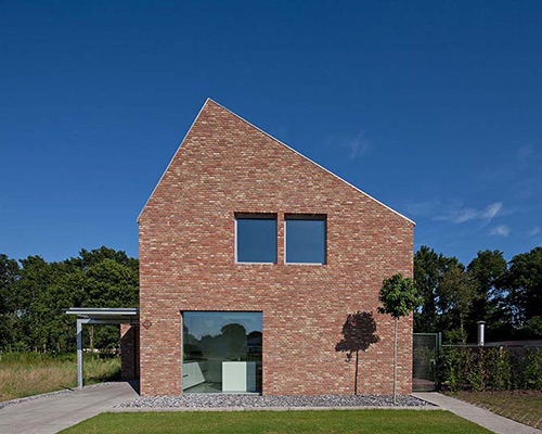 joris verhoeven architecture builds house riel estate in the netherlands