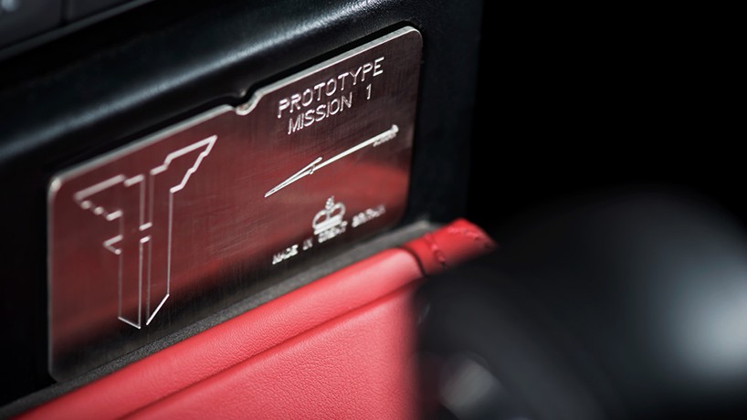 kahn-design-flying-huntsman-6x6-designboom-09