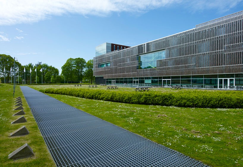 mateo arquitectura landscapes the grounds of PGGM's HQ in holland