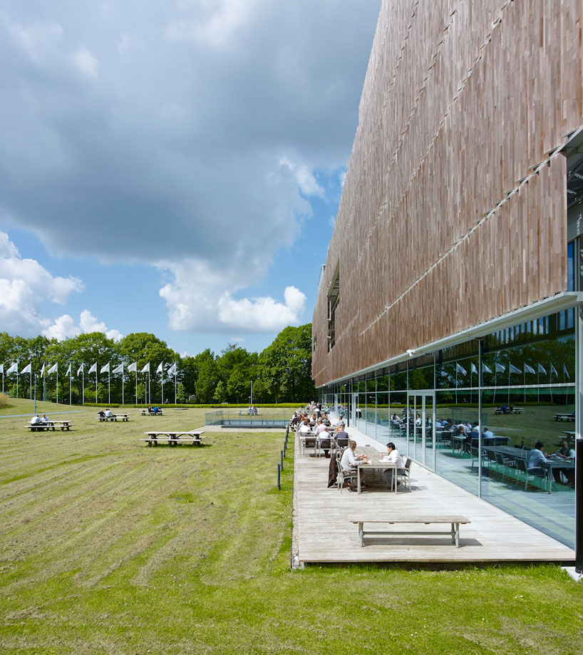 mateo arquitectura landscapes the grounds of PGGM's HQ in holland