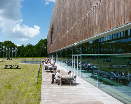 mateo arquitectura landscapes the grounds of PGGM's HQ in holland
