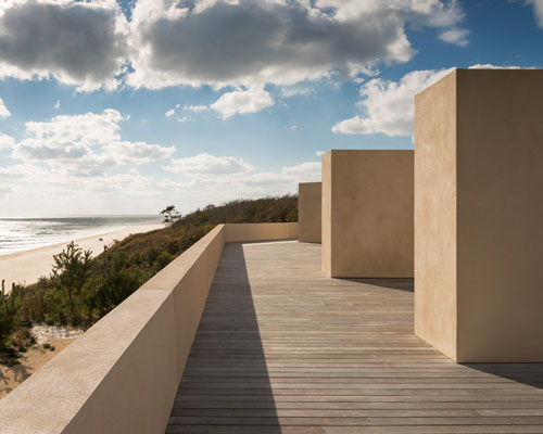 john pawson aligns stucco montauk house with views of the atlantic ocean