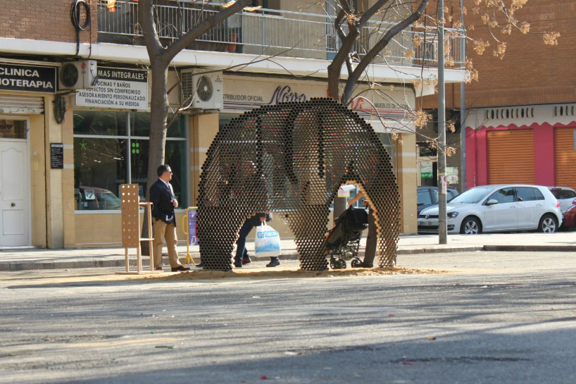 nituniyo creates cardboard elephant with 6,000 recycled tubes