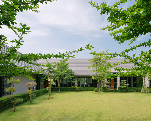 phongphat ueasangkhomset's triangle house in thailand