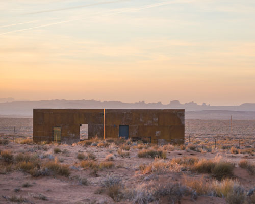 colorado building workshop places two corten cabins against the desert landscape