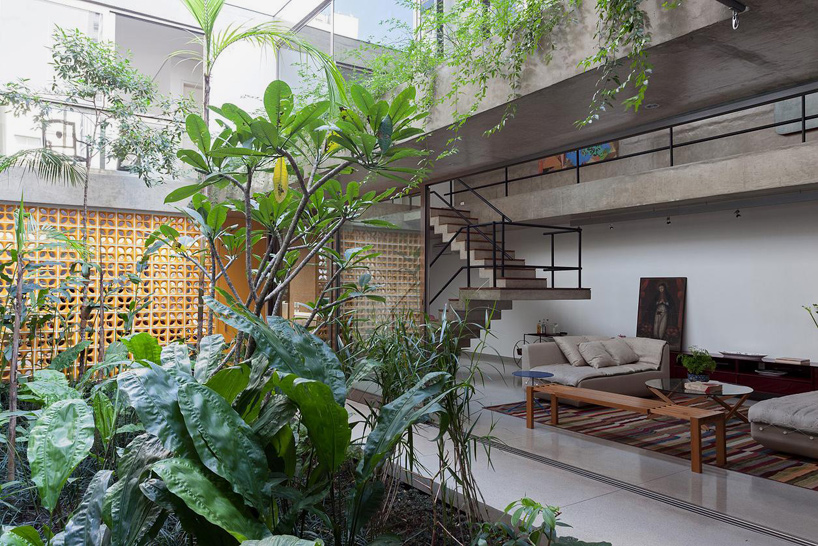 CR2 arquitetura's garden house in são paulo