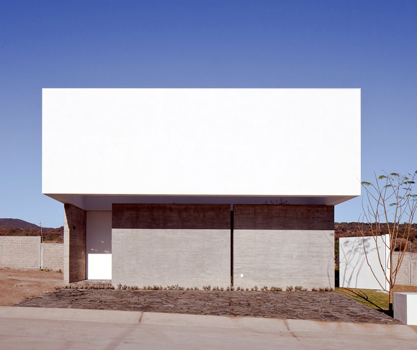 abraham-cota-paredes-arquitectos-a-house-to-see-the-sky-guadalajara-mexico-designboom-01