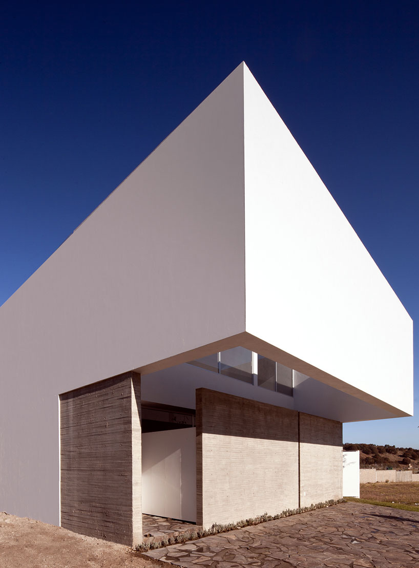 abraham-cota-paredes-arquitectos-a-house-to-see-the-sky-guadalajara-mexico-designboom-02