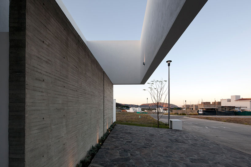 abraham-cota-paredes-arquitectos-a-house-to-see-the-sky-guadalajara-mexico-designboom-02
