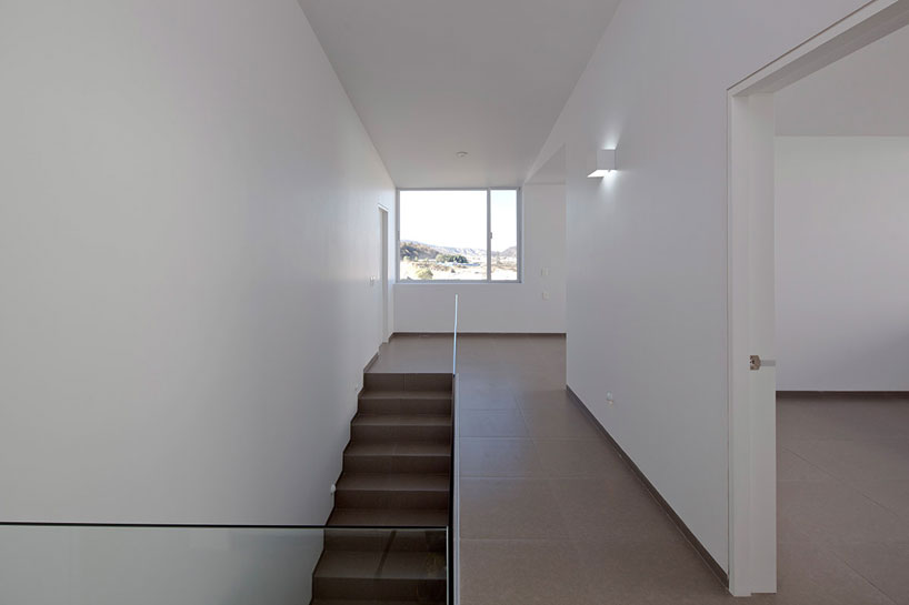 abraham-cota-paredes-arquitectos-a-house-to-see-the-sky-guadalajara-mexico-designboom-02