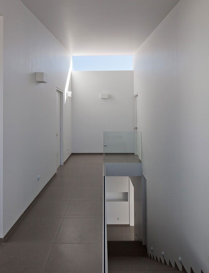abraham-cota-paredes-arquitectos-a-house-to-see-the-sky-guadalajara-mexico-designboom-02