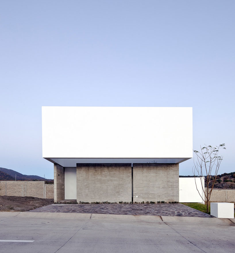 abraham-cota-paredes-arquitectos-a-house-to-see-the-sky-guadalajara-mexico-designboom-02