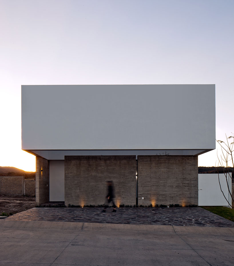 abraham-cota-paredes-arquitectos-a-house-to-see-the-sky-guadalajara-mexico-designboom-02