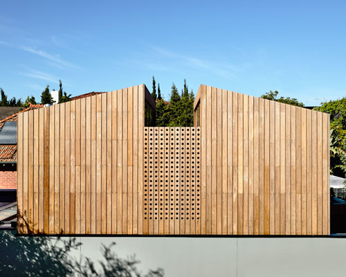 schulberg demkiw wraps symmetrical beach avenue house in timber