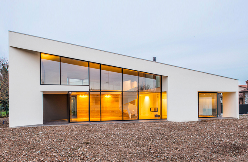 corde architetti associati hides wooden casa PLS within a white shell