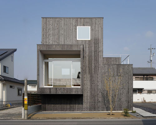 kazuki moroe architects clads house in toki with charred timber