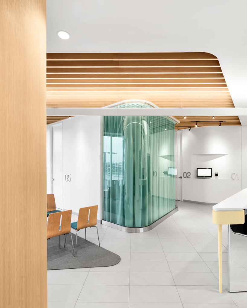 jean-lessard-architects-uniprix-pharmacy-montreal-designboom-02